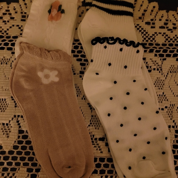 2 PAIRS OF SOCKS, FOOTIES AND ANKLETS - Picture 9 of 9